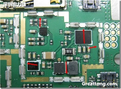 圖中顯示一塊電路板使用這種屏蔽夾(shielding clip)的實(shí)例?；旧衔覀?cè)趶澖堑牡胤蕉荚O(shè)計(jì)擺放了一個(gè)屏蔽夾，這樣可以讓作業(yè)員比較方便安裝屏蔽罩(shielding can)時(shí)的對(duì)位準(zhǔn)確。然后在其他沒(méi)有屏蔽夾的地方也設(shè)計(jì)了一些接地的布線，一來(lái)可以稍微提升屏蔽罩的電磁隔絕能力，另一方面也可以為屏蔽夾無(wú)效時(shí)，馬上可以更改為屏蔽框，而無(wú)需要重新設(shè)計(jì)電路板。