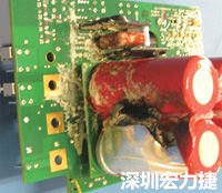 元件選擇不當導致大量電流或電壓流經電路，將會發(fā)生像這個燒融電容器的損壞情形。