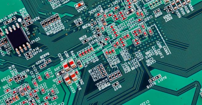 你能在這個復(fù)雜的PCB中找到垂直布線嗎？反正我不能